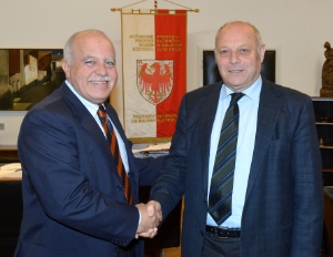LH Luis Durnwalder verabschiedet den scheidenden Quästor Leonardo La Vigna.