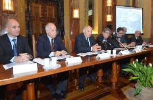 Abkommen unterzeichnet (v.li.): hds-Präsident Amort, Quästor La Vigna, LH Durnwalder, Regierungskommissär Valenti, Gemeindenverbandspräsident Kompatscher, HGV-Präsident Meister, Confesercenti-Präsident Tibaldo.