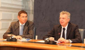 Vorstellung: LR Bizzo (r.) und Abteilungsdirektor Sinn haben heute den ersten Bericht zu Einwanderung und Integration vorgelegt (Foto: DiKom/mb)