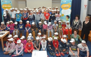 Obst und Gemüse wird durch ein EU-Projekt an Grundschulen verteilt; im Bild der Aktionstag an der Filippo-Neri-Schule in Bozen.