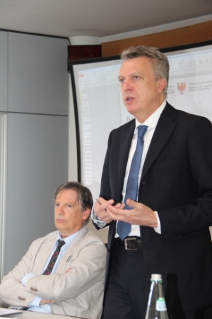 "Vertrauen in junge Unternehmen setzen": Maurizio Bergamini, Direktor der Landesabteilung Innovation, und LR Roberto Bizzo (Foto: DiKom/mb)
