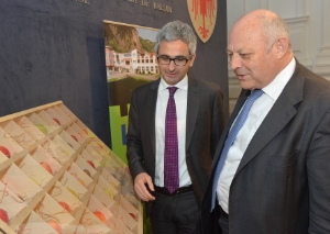 Werte der alten Apfelsorten bewahren und nutzen: LH Durnwalder (rechts) mit Laimburg-Direktor Oberhuber.