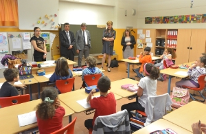 Inklusionsmodell in einer zweiten Klasse der Pestalozzi-Grundschule begutachtet (v.li.): Lehrerin Martina Tomasi, BM Spagnolli, Regierungskommissär Valenti, LRin Kasslatter Mur, Direktorin Niederkofler.