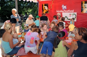 Reges Interesse für den Stand des Naturmuseums bei der letztjährigen Auflage des Kinderfestivals der Stiftung Südtiroler Sparkasse.