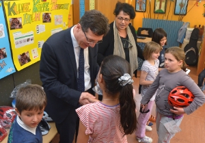 Helme als Beitrag zur Sicherheit der Kinder im Straßenverkehr: Schulamtsleiter Höllrigl und Schulamtsleiterin Minnei.