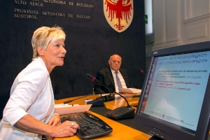 LH Durnwalder hört sich die Ausführungen von Johanna Plasinger (Astat) zur Bevölkerungsentwicklung an. Foto: DiKOM/ohn.