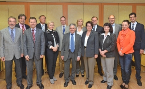 Besprechen Themen aus der Personalentwicklung (v.li.) Hunold, Auer, Staffler, Wurster, Pierotti, Neycken, Schaller, Pilz-Zikulnig, Thienel, Schyrocki, Wallnig, Lorenz, Ossowski, Sölva.