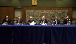 Haben den Dienstvertrag heute vorgestellt: v.l. RAI-Verwaltungsdirektor Luigi De Siervo, RAI-Generaldirektor Gubitosi, Staatssekretär Legnini, LH Durnwalder, LR Mussner und Kammerabgeordneter Alfreider (Foto: RAI/AGI)