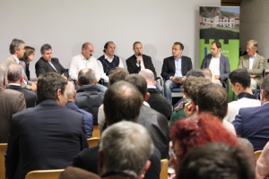 Podium mit allen Diskutanten