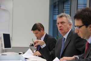 Arbeitspakt: LR Bizzo zwischen Ressortdirektor Andrea Zeppa und Abteilungsdirektor Helmuth Sinn während der Sitzung der Landesarbeitskommission. Foto: DiKOM/mb.