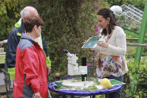Erster "Fascination of Plants Day" in den Gärten von Schloss: Kuratorin Kompatscher (re.) beantwortete die Fragen der Besucherinnen und Besucher.