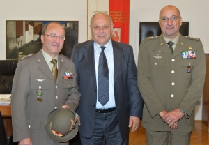 Landeshauptmann Durnwalder mit Direktor Falsaperna (r.) und Alpini-Kommandant Primicerj