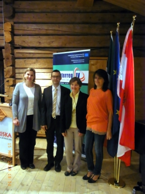 Die Interreg IV Jahresversammlung in Neukirchen mit v. l. Alexandra Deimel (Österreich), Peter Gamper (Verwaltungsausschuss-Vorsitzender), Gudrun Schick (Salzburg), Marilena Barbaro (Italien)