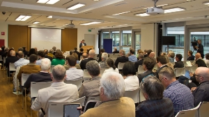 Großes Interesse: LR Theiner spricht vor dem vollbesetzten Auditorium im Landhaus 12. Foto: Dikom/ohn.