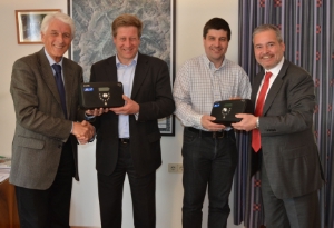 Jetzt kann's mit DAB losgehen: RAS-Präsident Rudi Gamper (l.) und Ephräm Sanin (Mediasat, r.) überreichen Bürgermeister Franz Locher (2.v.l.) und Gemeindereferent Richard Kienzl (3.v.l.) ihre digitalen Radiogeräte.