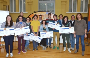 Die beiden Südtiroler Redetalente bei der Siegerehrung des Landesredewettbewerbs in Bozen: Martin Blaas (6. von rechts) und Greta Pichler (3. von rechts)