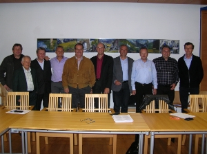 Gruppenbild nach zweistündigen Beratungen zur geplanten Urbanistik-Reform: die Vinschger Bürgermeister mit Landesrat Elmar Pichler Rolle (Mitte) und Abteilungsdirektor Anton Aschbacher (rechts im Bild).