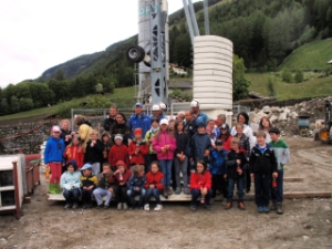 Die Kinder der Grundschule von St. Peter im Ahrntal auf der Baustelle der Wildbachverbauung am Steinerbach in St. Peter