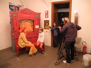 Die Kindersendung "Karamela" möchte mit ihren Besuchen in den Südtiroler Landesmuseen die Kinder für die Museumswelt begeistern und gleichzeitig auf die vielen Angebote aufmerksam machen, die speziell auf Kinder ausgerichet sind.