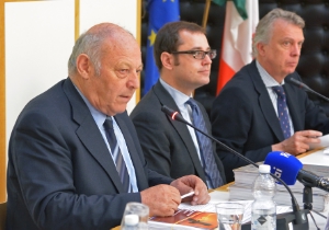 Positive Bilanz gezogen: der Vorsitz des ESF-Begleitausschusses (v.li.) LH Durnwalder, Abteilungsdirektor Mathà, LR Bizzo.