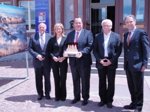Stabübergabe in Toblach: (v.l.) BM Guido Bocher, Emanuela Milan, kommissarische Verwalterin der Provinz Belluno, LR Pichler Rolle, Beat Ruppen, Geschäftsführer des Welterbes Schweizer Alpen, und RAI-Direktor Carlo Corazzola