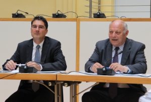 Haben die gemeinsame Sitzung geleitet und im Anschluss bei einer Pressekonferenz die Ergebnisse erläutert: LH Luis Durnwalder und Gemeindenchef Arno Kompatscher (Foto: DiKom/mb)