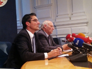 Gemeindepräsident Kompatscher und Landeshauptmann Durnwalder bei der gemeinsamen Pressekonferenz. Foto: DiKOM/ohn.