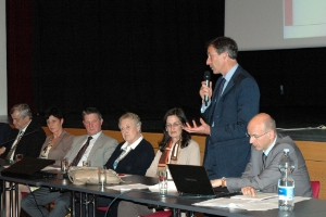 Landesrat Widmann (stehend) erläuterte gestern gemeinsam mit seinem Regierungskollegen Florian Mussner (ganz links) im Eppaner Kultursaal das Metrobuskonzept. Foto: Mobilitätsressort.