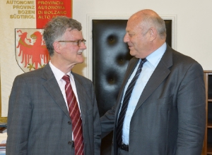 LH Durnwalder empfängt Gerichtspräsident Zanon zum Abschiedsbesuch.