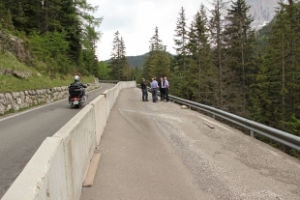 Um Verkehrsbehinderungen auf der Straße Richtung Grödnerjoch und Sellajoch zu vermeiden, müssen dringende Straßenerhaltungsarbeiten durchgeführt werden.