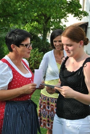 Bezirksbäuerin Zelger Jageregger gratuliert Schülerin Sonja Ursch, im Hintergrund Schulleiterin Vedovelli.