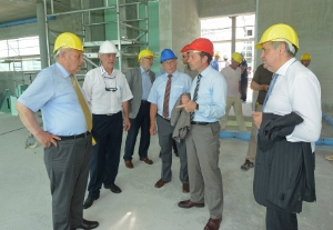 Besondere Freude (v.li:) LH Durnwalder, Architekt Stecher, Ressortdirektor March, Ressortdirektor Holzer, Projektsteurer Simmerle, Abteilungsdirektor Staffler, LR Mussner.