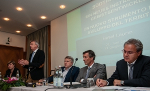 Landesrat Robert Bizzo bei der Vorstellung der Südtirol Finance. Am Tisch sitzen von links: Manuela Defant, Peter Oberparleiter, LR Thomas Widmann, Landeskämmerer Eros Magnago. Foto: DiKOM/Ohnewein.