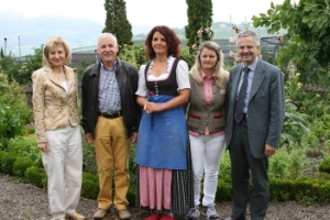 Mechthild von Spinn, Direktorin der Fachschule für Hauswirtschaft und Ernährung Frankenberg, Konrad Spinell, Priska Weger, Annalies Schwabl und Stefan Walder, Direktor der Abteilung Land-, forst- und hauswirtschaftliche Berufsbildung (v.l.)