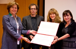 Paul-Flora-Preis überreicht: (v.l.) LRin Kasslatter Mur, die Preisträger Stefan Flunger und Johanna Tinzl, LRin Palfrader