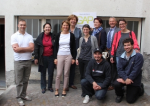 Im ersten offenen Atelierhaus (v.l.): Johann Oberthaler, Karin Welponer, Alexandra Pan, LRin Sabina Kasslatter Mur, Angelika Ziernheld, Herta Torggler, Andy Tappeiner, Luis Frank, Julia Frank, Zohar Gotesman