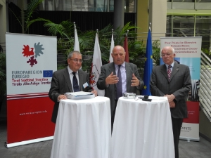 "Vorbildliche Europaregion": (v.li.) Kommissionsvizepräsident Kissiov, LH Durnwalder, Tiroler Landtagspräsident van Staa.