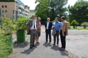 Lokalaugenschein in der Zone Rosenbach in Haslach-Oberau (v.li.): LR Theiner, Stadtviertelratspräsident Gobbetti, Stadtrat Randi, Landesabteilungsdirektor Critelli und Gemeindeabteilungsdirektor Faifer.