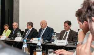 LH Durnwalder spricht zu den Teilnehmern des ersten Koordinierungstisches für die öffentliche Sicherheit. Neben ihm Landesrat Theiner (rechts) sowie Handelskammerpräsident Michl Ebner (2.v.l.) und Regierungskommissär Valerio Valenti.