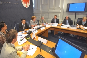 Erfreuliche Bilanz gezogen (v.li.): Abteilungsdirektor Renzo Roncat, Schulamtsleiterin Minnei, LR Tommasini, LRin Kasslatter Mur, LR Mussner, Schulamtsleiter Höllrigl, Schulamtsleiter Verra, Inspektorin Rosmarie Crazzolara.