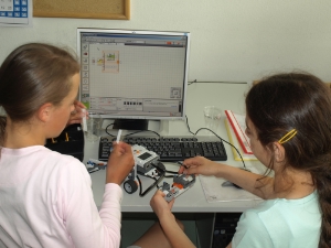 Mit Begeisterung dabei: die Mittelschülerinnen und Mittelschüler bei der Sommerakademie "Sapientia ludens", im Bild die Gruppe, die sich mit Robotern befasste.