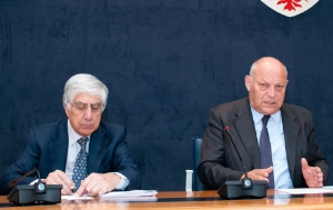 Landeshauptmann Luis Durnwalder (rechts) und Giovanni Tamburino von der staatlichen Gefängnisverwaltung bei der Präsentation des Projekts. Foto: DiKOM/ohn.