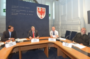Vierte Trienala Ladina und dritten Agreiter-Kunstpreis vorgestellt (v.li.): Museum-Ladin-Direktor Planker, LR Mussner, Kurator Cramerotti, Bildhauer Agreiter.