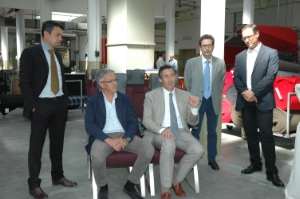 Enge Verbindung von Bahn und Wirtschaft, Tradition und Innovation (v.li): STA-Direktor Dejaco, Moessmer-Geschäftsführer Niedermair, Landesrat Widmann, SAD-Bahndirektor Chiusa, Trenitalia-Regionaldirektor Hopfinger.