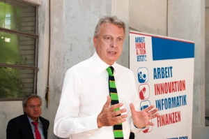 LR Bizzo beim Mediengespräch zum Legislaturende im Ex-Alumix-Gebäude in Bozen Süd. Foto: DiKOM/ohn.