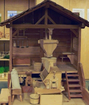 Blick in das Innere einer Modell-Mühle.