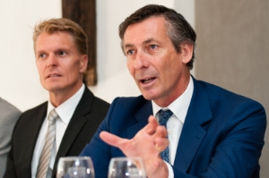 Landesrat Thomas Widmann mit BLS-Direktor Ulrich Stofner (links). Foto: DiKOM/ohn.
