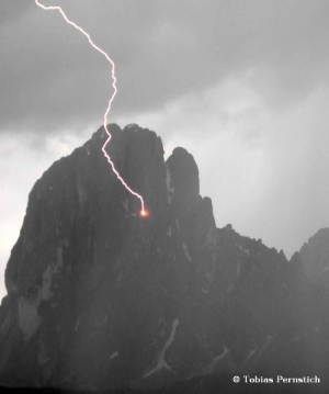 Blitzeinschlag am Langkofel: Das von einem User gepostete Foto ist derzeit eines der meistgeklicktesten Fotos auf der Facebookseite des Wetterdiensts (Copyright: Tobias Pernstich)
