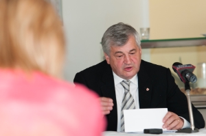Öffentliche Bauten, Energie und Umwelt, ladinische Kultur: Die Themenpalette von Landesrat Mussner beim Mediengespräch vom Legislaturende war eine breite. Landesrat Mussner beim Mediengespräch in St. Ulrich. Foto: DiKOM/ohn.