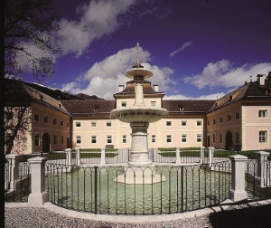 Im Hof von Schloss Wolfsthurn konzertiert am 8. August die Musikkapelle Mareit